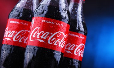 Poznan, Polonya - 29 Kasım 2018: Plastik şişe Coca-Cola, Coca-Cola şirketi tarafından üretilen bir gazlı meşrubat Atlanta, Georgia, ABD Genel Merkezi