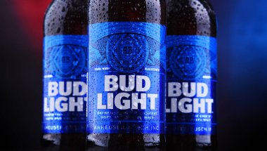 Poznan, Pol - 29 Kasım 2018: Şişe Bud Light bira, Anheuser-Busch, 1982 yılında tanıtılan tarafından üretilen bir Amerikan light bira.