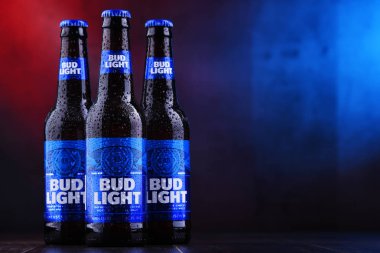Poznan, Pol - 29 Kasım 2018: Şişe Bud Light bira, Anheuser-Busch, 1982 yılında tanıtılan tarafından üretilen bir Amerikan light bira.