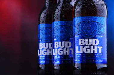 Poznan, Pol - 29 Kasım 2018: Şişe Bud Light bira, Anheuser-Busch, 1982 yılında tanıtılan tarafından üretilen bir Amerikan light bira.