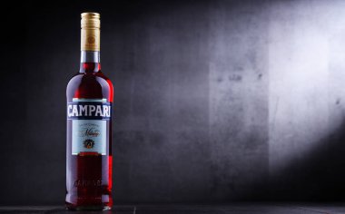 Poznan, Polonya - 29 Kasım 2018: Campari şişe, otlar ve Gaspare Campari Novara, İtalya tarafından 1860 yılında icat (chinotto ve cascarilla dahil olmak üzere), meyve içeren bir alkollü likör.