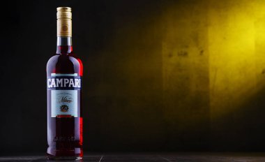 Poznan, Polonya - 29 Kasım 2018: Campari şişe, otlar ve Gaspare Campari Novara, İtalya tarafından 1860 yılında icat (chinotto ve cascarilla dahil olmak üzere), meyve içeren bir alkollü likör.