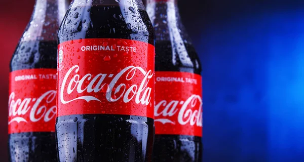 Познан Польша Ноября 2018 Года Пластиковые Бутылки Coca Cola Газированного — стоковое фото