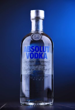 Poznan, Pol - 29 Kasım 2018: Şişe Absolut Vodka, votka markası İsveç'te üretilen. Fransız grubunun Pernod Ricard sahip olduğu alkollü içki dünyanın en büyük marka biridir