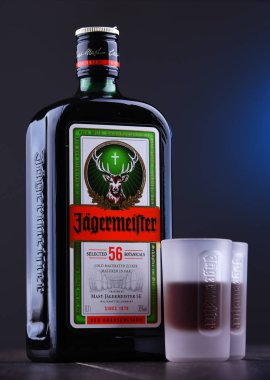 Poznan, Polonya - 29 Kasım 2018: Şişe Jagermeister, Alman digestif 56 otlar ve baharatlar, Amiral gemisi ürünü direk Jagermeister se yapılan