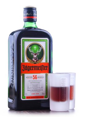Poznan, Polonya - 29 Kasım 2018: Şişe Jagermeister, Alman digestif 56 otlar ve baharatlar, Amiral gemisi ürünü direk Jagermeister se yapılan