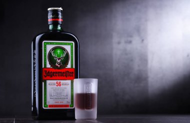 Poznan, Polonya - 29 Kasım 2018: Şişe Jagermeister, Alman digestif 56 otlar ve baharatlar, Amiral gemisi ürünü direk Jagermeister se yapılan