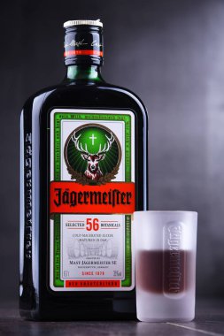 Poznan, Polonya - 29 Kasım 2018: Şişe Jagermeister, Alman digestif 56 otlar ve baharatlar, Amiral gemisi ürünü direk Jagermeister se yapılan