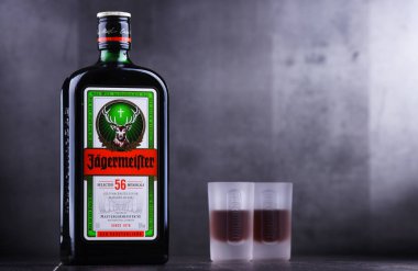 Poznan, Polonya - 29 Kasım 2018: Şişe Jagermeister, Alman digestif 56 otlar ve baharatlar, Amiral gemisi ürünü direk Jagermeister se yapılan