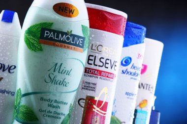 Poznan, Polonya - 5 Aralık 2018: Plastik kaplar Loreal, Nivea, güvercin, Palmolive ve baş ve omuzlar gibi yaygın olarak kullanılan en popüler küresel markalar da dahil olmak üzere vücut bakım ürünleri