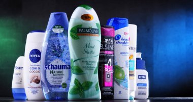 Poznan, Polonya - 5 Aralık 2018: Plastik kaplar Loreal, Nivea, güvercin, Palmolive, baş ve omuz ve Schwarzkopf yaygın olarak kullanılan en popüler küresel markalar da dahil olmak üzere vücut bakım ürünleri