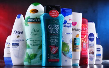 Poznan, Polonya - 5 Aralık 2018: Plastik kaplar Loreal, Nivea, güvercin, Palmolive, baş ve omuz ve Schwarzkopf yaygın olarak kullanılan en popüler küresel markalar da dahil olmak üzere vücut bakım ürünleri