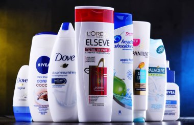 Poznan, Polonya - 5 Aralık 2018: Plastik kaplar Loreal, Nivea, güvercin, Palmolive ve baş ve omuzlar gibi yaygın olarak kullanılan en popüler küresel markalar da dahil olmak üzere vücut bakım ürünleri