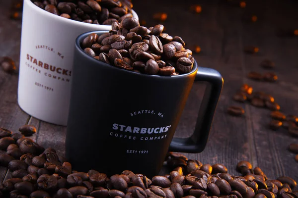 ポズナン ポーランド 2018 スターバックスのカップ コーヒー会社と喫茶店チェーン シアトル ワシントン州に設立されました 1971 年アメリカ今 世界ではこの種の最大のビジネス動作 — ストック写真