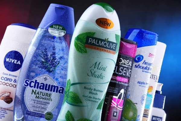 Poznan, Polonya - 5 Aralık 2018: Plastik kaplar Loreal, Nivea, güvercin, Palmolive, baş ve omuz ve Schwarzkopf yaygın olarak kullanılan en popüler küresel markalar da dahil olmak üzere vücut bakım ürünleri