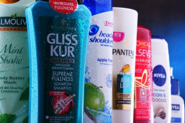 Poznan, Polonya - 5 Aralık 2018: Plastik kaplar Loreal, Nivea, güvercin, Palmolive, baş ve omuz ve Schwarzkopf yaygın olarak kullanılan en popüler küresel markalar da dahil olmak üzere vücut bakım ürünleri