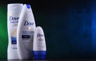 Poznan, Pol - 5 Aralık 2018: Güvercin ürünler. İngiliz 1955'te piyasaya, güvercin Şimdi Unilever tarafından sahip olunan ve ' 80'den fazla ülkede satılan bir kişisel bakım markası olduğunu