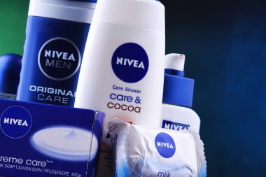 Poznan, Pol - 5 Aralık 2018: Ürünler, Nivea, cilt ve vücut bakım ürünlerinde uzmanlaşmış bir Alman kişisel bakım markası. BEIERSDORF küresel merkezi Hamburg Ag aittir.