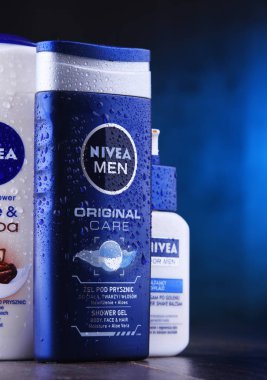 Poznan, Pol - 5 Aralık 2018: Ürünler, Nivea, cilt ve vücut bakım ürünlerinde uzmanlaşmış bir Alman kişisel bakım markası. BEIERSDORF küresel merkezi Hamburg Ag aittir.