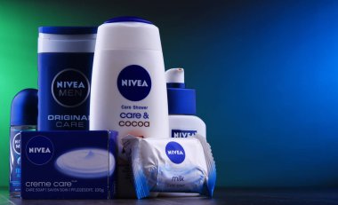 Poznan, Pol - 5 Aralık 2018: Ürünler, Nivea, cilt ve vücut bakım ürünlerinde uzmanlaşmış bir Alman kişisel bakım markası. BEIERSDORF küresel merkezi Hamburg Ag aittir.