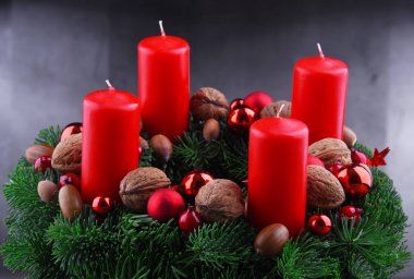 Ladin ve mum geleneksel Advent Noel dekorasyon.