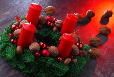 Ladin ve mum geleneksel Advent Noel dekorasyon.