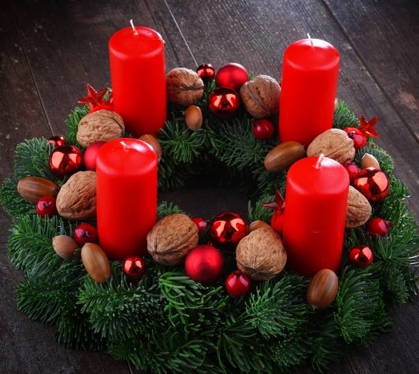 Traditionele Kerstdecoratie Van Advent Met Spar Kaarsen — Stockfoto