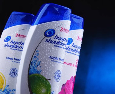 Poznan, Pol - 5 Aralık 2018: Baş ve omuz ürünler, kepek ve sigara kepek şampuanı Procter ve 1961 yılında kullanılmaya başlanan kumar tarafından yapılan anti Amerikan markası