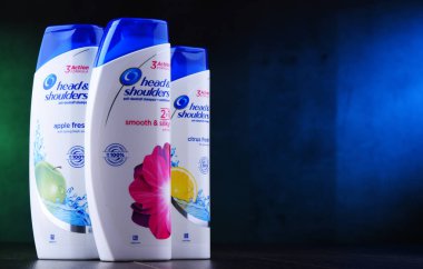 Poznan, Pol - 5 Aralık 2018: Baş ve omuz ürünler, kepek ve sigara kepek şampuanı Procter ve 1961 yılında kullanılmaya başlanan kumar tarafından yapılan anti Amerikan markası