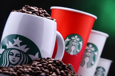 Poznan, Pol - 30 Aralık 2018: Bardak, Starbucks, Seattle, Wa içinde kurulan kahve zinciri, şirket ve kahvehane adını. ABD, 1971 yılında; Şimdi böyle bir dünyanın en büyük iş.