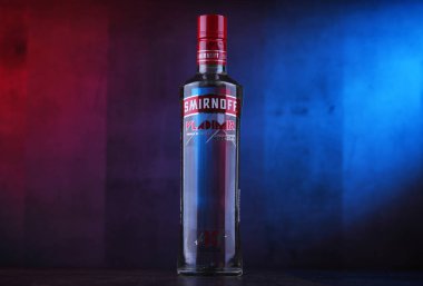 Poznan, Polonya - 20 Aralık 2018: Smirnoff şişe, İngiliz şirketi Diageo tarafından üretilen votka bir marka. Pyotr Arsenievich şimdi 130 ülkede dağıtılmaktadır Smirnov tarafından Moskova'da kurulan