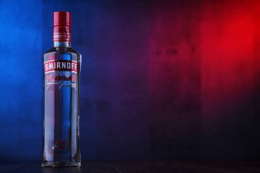 Poznan, Polonya - 20 Aralık 2018: Smirnoff şişe, İngiliz şirketi Diageo tarafından üretilen votka bir marka. Pyotr Arsenievich şimdi 130 ülkede dağıtılmaktadır Smirnov tarafından Moskova'da kurulan