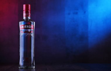 Poznan, Polonya - 20 Aralık 2018: Smirnoff şişe, İngiliz şirketi Diageo tarafından üretilen votka bir marka. Pyotr Arsenievich şimdi 130 ülkede dağıtılmaktadır Smirnov tarafından Moskova'da kurulan