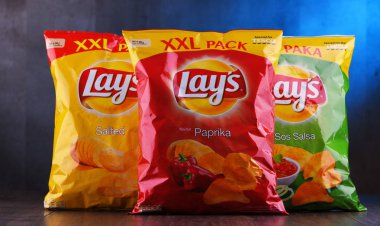 Poznan, Polonya - 20 Aralık 2018: Paketler, Lay'nın patates cipsi, 1932 yılında kurulan ve Pepsico tarafından 1965'ten beri sahip olduğu popüler Amerikan markası.