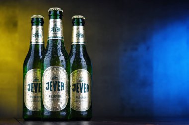 Poznan, Pol - 12 Aralık 2018: Şişe Jever, bira Friesisches Brauhaus Jever içinde Friesland Aşağı Saksonya, Almanya tarafından üretilen popüler bir marka