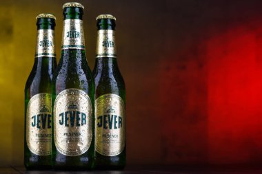Poznan, Pol - 12 Aralık 2018: Şişe Jever, bira Friesisches Brauhaus Jever içinde Friesland Aşağı Saksonya, Almanya tarafından üretilen popüler bir marka