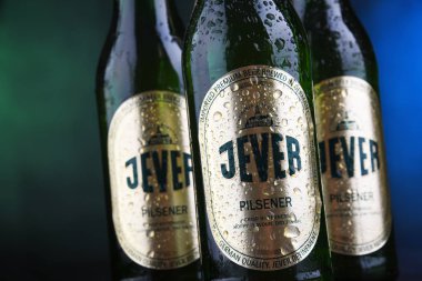 Poznan, Pol - 12 Aralık 2018: Şişe Jever, bira Friesisches Brauhaus Jever içinde Friesland Aşağı Saksonya, Almanya tarafından üretilen popüler bir marka