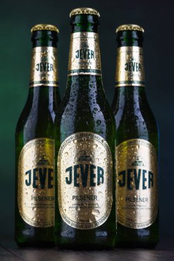 Poznan, Pol - 12 Aralık 2018: Şişe Jever, bira Friesisches Brauhaus Jever içinde Friesland Aşağı Saksonya, Almanya tarafından üretilen popüler bir marka