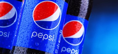 Poznan, Pol - 12 Aralık 2018: Pepsi şişe, gazlı meşrubat üretilen ve Pepsico tarafından üretilmiştir. İçecek oluşturuldu ve 1893 adı Brad'in içki altında geliştirilen