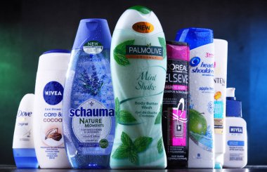 Poznan, Polonya - 5 Aralık 2018: Plastik kaplar Loreal, Nivea, güvercin, Palmolive, baş ve omuz ve Schwarzkopf yaygın olarak kullanılan en popüler küresel markalar da dahil olmak üzere vücut bakım ürünleri