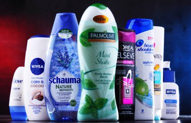 Poznan, Polonya - 5 Aralık 2018: Plastik kaplar Loreal, Nivea, güvercin, Palmolive, baş ve omuz ve Schwarzkopf yaygın olarak kullanılan en popüler küresel markalar da dahil olmak üzere vücut bakım ürünleri