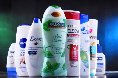Poznan, Polonya - 5 Aralık 2018: Plastik kaplar Loreal, Nivea, güvercin, Palmolive ve baş ve omuzlar gibi yaygın olarak kullanılan en popüler küresel markalar da dahil olmak üzere vücut bakım ürünleri