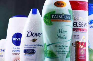 Poznan, Polonya - 5 Aralık 2018: Plastik kaplar Loreal, Nivea, güvercin, Palmolive ve baş ve omuzlar gibi yaygın olarak kullanılan en popüler küresel markalar da dahil olmak üzere vücut bakım ürünleri