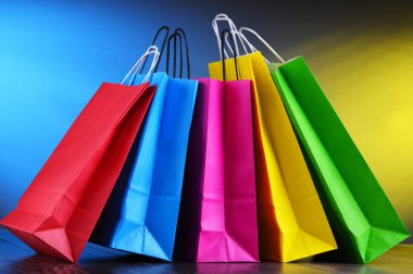 Renkli kağıt alışveriş torbalarıyla kompozisyon.