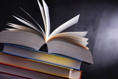 Masanın üzerinde açık bir kitapla kompozisyon.