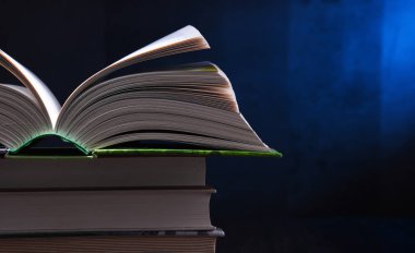 Masanın üzerinde açık bir kitapla kompozisyon.