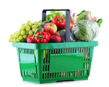Taze organik meyve ve sebze alışveriş sepeti beyaz izole plastik