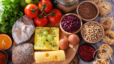 Masada çeşitli organik gıda ürünleri var..