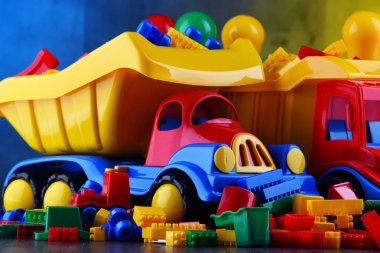 Renkli plastik çocuk oyuncaklarıyla kompozisyon.