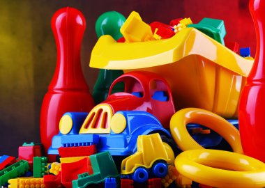Renkli plastik çocuk oyuncaklarıyla kompozisyon.